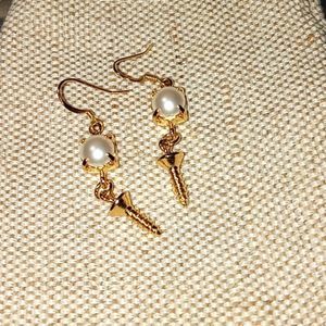 JOMMI LIM SCREWS ND PEARLS DANGLING EARRINGS